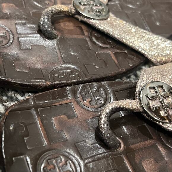 Tory Burch Thora Thong Sandal 9 Brown Glitter Leather Flip Flops Logo Medallion - Picture 15 of 16